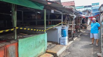 Warga melintas di sekitar area Pasar Cideng Thomas, Jakarta Pusat, Selasa (23/6). [Suara.com/Alfian Winanto]