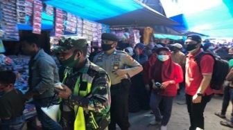 Di Pasar Ini, yang Tidak Pakai Masker Disuruh Pulang, TNI-Polri Berjaga