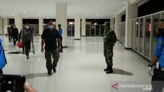 Mendarat di Bandara Haluoleo, 156 TKA China Dikawal Ketat Polisi dan TNI