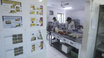 Sejumlah siswa memasak saat persiapan normal yang baru di Sekolah Menengah Kejuruan (SMK) Jayawisata 2, Jakarta, Rabu (24/6). [Suara.com/Angga Budhiyanto] 