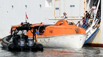 Prajurit Satuan Komando Pasukan Katak (Satkopaska) yang berada di Sea Rider menyaksikan proses evakuasi Warga Negara Indonesia (WNI) yang menjadi Anak Buah Kapal (ABK) Kapal Pesiar MV Carnival Conquest menuju 'Tender Boat' di Perairan Teluk Jakarta, Rabu (24/6/2020)