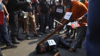 Korban Erwin dibacok dibagian kepala setelah sebelumnya dianiaya oleh kelompok John Kei saat rekonstruksi di Duri Kosambi, Jakarta Barat, Rabu (24/6). [Suara.com/Alfian Winanto]