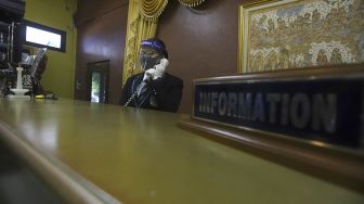 Siswa berada di bagian "front office" saat persiapan normal yang baru di Sekolah Menengah Kejuruan (SMK) Jayawisata 2, Jakarta, Rabu (24/6). [Suara.com/Angga Budhiyanto] 