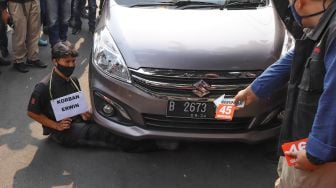 Reka adegan pembunuhan Yustus Corwing Rahakbau alias Erwin saudara dari Nus Kei oleh kelompok John Kei dengan cara dilindas tubuhnya oleh mobil di Duri Kosambi, Jakarta Barat, Rabu (24/6). [Suara.com/Alfian Winanto]
