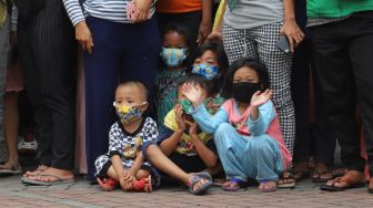 Anak - anak ikut melihat rekonstruksi rekonstruksi kelompok John Kei di Perumahan Green Lake City, Kota Tangerang, Banten, Rabu (24/6). [Suara.com/Alfian Winanto]
