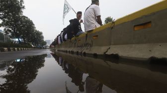 Massa yang tergabung dalam Front Pembela Islam (FPI), Persaudaraan Alumni (PA) 212, Gerakan Nasional Pengawal Fatwa (GNPF), dan ormas Islam lainnya mengibarkan bendera saat melakukan unjuk rasa di Depan Gedung DPR/MPR, Jakarta, Rabu (24/6). [Suara.com/Angga Budhiyanto]