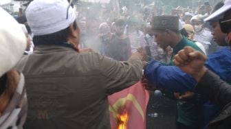Teriak Turun Jokowi, Massa Aksi di Depan Gedung DPR Bakar Bendera PKI