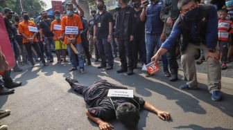 Korban Erwin yang jatuh tersungkur setelah dianiaya oleh kelompok John Kei saat rekonstruksi di Duri Kosambi, Jakarta Barat, Rabu (24/6). [Suara.com/Alfian Winanto]
