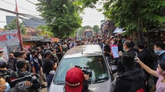 Suasana kerumunan warga saat menyaksikan rekonstruksi kelompok John Kei di Duri Kosambi, Jakarta Barat, Rabu (24/6). [Suara.com/Alfian Winanto]