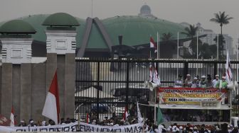 Massa yang tergabung dalam Front Pembela Islam (FPI), Persaudaraan Alumni (PA) 212, Gerakan Nasional Pengawal Fatwa (GNPF), dan ormas Islam lainnya berorasi saat melakukan unjuk rasa di Depan Gedung DPR/MPR, Jakarta, Rabu (24/6). [Suara.com/Angga Budhiyanto]