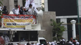 Massa yang tergabung dalam Front Pembela Islam (FPI), Persaudaraan Alumni (PA) 212, Gerakan Nasional Pengawal Fatwa (GNPF), dan ormas Islam lainnya berorasi saat melakukan unjuk rasa di Depan Gedung DPR/MPR, Jakarta, Rabu (24/6). [Suara.com/Angga Budhiyanto]