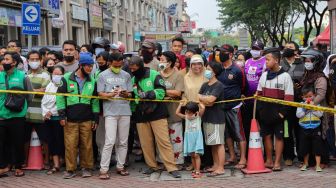 Warga Berkerumun Nonton Rekonstruksi Penyerangan Kelompok John Kei