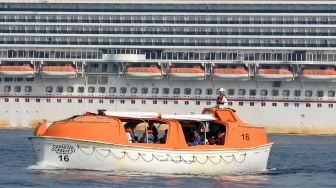 Sejumlah Warga Negara Indonesia (WNI) yang menjadi Anak Buah Kapal (ABK) Kapal Pesiar MV Carnival Conquest berada di dalam 'Tender Boat' saat evakuasi di Perairan Teluk Jakarta, Rabu (24/6/2020).   [ANTARA FOTO/M Risyal Hidayat]
