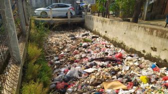 Sampah dan Bangkai Tikus Menumpuk di Kali Licin Depok, Baunya Bikin Pingsan