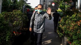 Mantan Menteri Keuangan Agus Martowardojo meninggalkan Gedung KPK seusai diperiksa di Jakarta, Kamis (25/6/2020). [ANTARA FOTO/Rivan Awal Lingga]