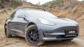 Tesla Model 3 Bukan Kaleng-Kaleng, Siap Diajak Berkotor-kotor Ria