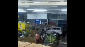 Kocak Tapi Kasian, Tingkah Lucu Cewek Kebingungan Gegara Salah Ambil Motor