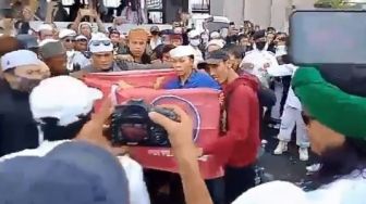Viral Video Bakar Bendera PKI Saat Demo RUU HIP, Netizen: Dapet Dari Mana?