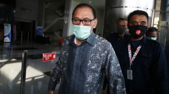 Mantan Menteri Keuangan Agus Martowardojo meninggalkan Gedung KPK seusai diperiksa di Jakarta, Kamis (25/6/2020). [ANTARA FOTO/Rivan Awal Lingga]