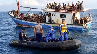 Pengungsi etnis Rohingya berada di atas kapal KM Nelayan 2017.811 milik nelayan Indonesia di pesisir Pantai Seunuddon. Kecamatan Seunuddon, Aceh Utara, Aceh, Rabu (24/6/2020). [ANTARA FOTO/Rahmad]