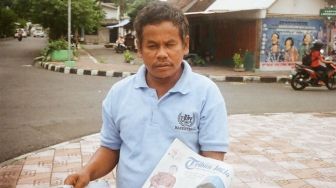 Inspiratif, Penjual Koran Ini Semangat Kerja meski Penglihatan Terganggu