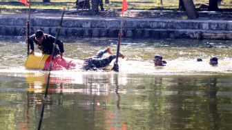 Prajurit Marinir latihan renang rintangan (obstacle swiming) dengan jarak 150 m di kolam Bhumi Marinir Gedangan, Sidoarjo, Jawa Timur. Jumat (26/6/2020). [ANTARA FOTO/Umarul Faruq]
