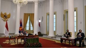 Presiden Joko Widodo (kiri) didampingi Menlu Retno Marsudi (kedua kanan) dan Seskab Pramono Anung menghadiri KTT ASEAN ke-36 secara virtual di Istana Bogor, Jawa Barat, Jumat (26/6/2020). [ANTARA FOTO/Sigid Kurniawan]