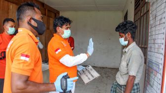 Seorang pria etnis rohingya menjalani identifikasi dan pemeriksaan di tempat penampungan sementara, bekas kantor Imigrasi Punteuet, Blang Mangat, Lhokseumawe, Aceh, Jumat (26/6/2020). [ANTARA FOTO/Rahmad]
