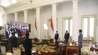 Presiden Joko Widodo (kanan) menghadiri KTT ASEAN ke-36 secara virtual di Istana Bogor, Jawa Barat, Jumat (26/6/2020). [ANTARA FOTO/Sigid Kurniawan]

