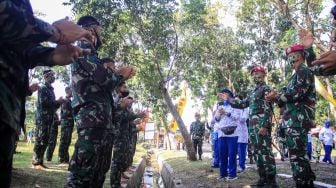 Komandan Korps Marinir (Dankormar) Mayjen TNI (Mar) Suhartono (kedua kanan) didampingi Komandan Pasmar 2 Brigjen TNI (Mar) Ipung Purwadi (kanan) memberikan arahan kepada prajurit Marinir yang selesai latihan renang rintangan (obstacle swiming) dengan jarak 150 m di kolam Bhumi Marinir Gedangan, Sidoarjo, Jawa Timur. Jumat (26/6/2020). [ANTARA FOTO/Umarul Faruq]