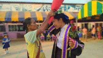 Bikin Haru, Potret Sederhana Seorang Ibu Bawakan Bunga Saat Anak Wisuda