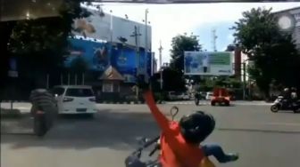 Viral Mobil Sundul Motor Matic di Lampu Merah, Warganet Salahkan Ibu-Ibu