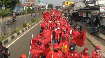 Tak Terima Bendera Partai Dibakar, Ratusan Massa PDIP Geruduk Markas Polisi