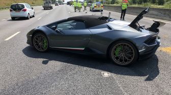 Berusia 20 Menit, Lamborghini Huracan Spyder Rp3,8 M Langsung Remuk