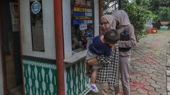 Warga membeli tiket wahana sepeda air di Setu Babakan, Jakarta Selatan, Sabtu (27/6). [Suara.com/Alfian Winanto]
