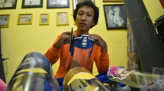 Bikin Face Shield Super Hero Anak, Pemuda Gresik Untung Rp 20 Juta Sebulan