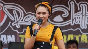 6 Potret Lawas Happy Asmara Saat Masih di Orkes Dangdut, Kostum Jadi Sorotan