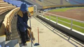 Petugas melakukan perawatan rutin di tribun Stadion Gelora Sriwijaya Jakabaring Palembang, Sumatera Selatan, Minggu (28/6). [ANTARA FOTO/Feny Selly]