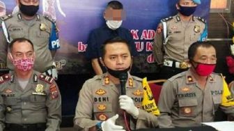 Geram Lihat Istrinya Disetubuhi, Paman Bacok Keponakan hingga Tewas