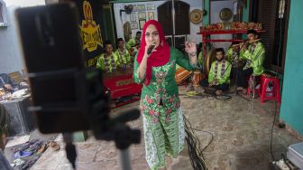 Sejumlah seniman dari Setia Muda Group menampilkan kesenian gambang kromong dalam pentas Manjak Virtual di Cipedak, Jagakarsa, Jakarta, Minggu (28/6). [ANTARA FOTO/Aditya Pradana Putra]