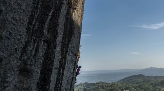 Pemanjat berlatih di tebing batuan Gunung Api Purba Nglanggeran, Patuk, Gunungkidul, DI Yogyakarta, Minggu (28/6). [ANTARA FOTO/Hendra Nurdiyansyah]