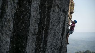 Pemanjat berlatih di tebing batuan Gunung Api Purba Nglanggeran, Patuk, Gunungkidul, DI Yogyakarta, Minggu (28/6). [ANTARA FOTO/Hendra Nurdiyansyah]