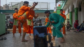 Sejumlah pesilat dari Sanggar Kembang Kelapa menampilkan silat Betawi dalam pentas Manjak Virtual di Cipedak, Jagakarsa, Jakarta, Minggu (28/6). [ANTARA FOTO/Aditya Pradana Putra]