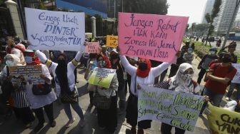 Sejumlah orang tua murid yang tergabung dalam Forum Relawan PPDB DKI 2020 menggelar aksi demonstrasi di depan Kantor Kementerian Pendidikan dan Kebudayaan, Jakarta, Senin (29/6). [Suara.com/Angga Budhiyanto]