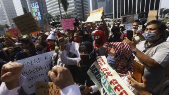 Sejumlah orang tua murid yang tergabung dalam Forum Relawan PPDB DKI 2020 menggelar aksi demonstrasi di depan Kantor Kementerian Pendidikan dan Kebudayaan, Jakarta, Senin (29/6). [Suara.com/Angga Budhiyanto]