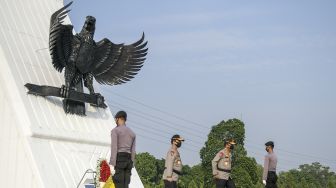 Kapolri Jenderal Pol Idham Azis (kedua kanan) didampingi Wakapolri Komjen Pol Gatot Eddy (kedua kiri) berjalan usai meletakan karangan bunga dalam Upacara Ziarah Makam dan Tabur Bunga di Taman Makam Pahlawan Nasional Utama (TMPNU) Kalibata, Jakarta, Senin (29/6). [ANTARA FOTO/Galih Pradipta]