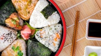 Resep Onigiri Simpel, Lengkap dengan Tips Membuat Nasi yang Pas