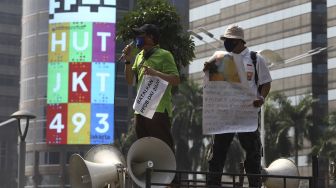 Orang tua murid yang tergabung dalam Forum Relawan PPDB DKI 2020 berorasi di atas mobil komando saat menggelar aksi demonstrasi di depan Kantor Kementerian Pendidikan dan Kebudayaan, Jakarta, Senin (29/6). [Suara.com/Angga Budhiyanto]