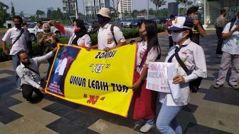 Demo PPDB Usia di Kantor Nadiem, Orang Tua Siswa Pakai Seragam Sekolah