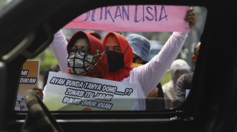 Sejumlah orang tua murid yang tergabung dalam Forum Relawan PPDB DKI 2020 menggelar aksi demonstrasi di depan Kantor Kementerian Pendidikan dan Kebudayaan, Jakarta, Senin (29/6). [Suara.com/Angga Budhiyanto]